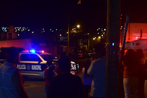 Ciudadanos observan la escena de un asesinato en el oriente de la ciudad de Aguascalientes. Foto: Objetivo7fotógrafos/Cuauhtémoc Villegas Durán.