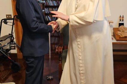 Sheinbaum lamenta muerte del Papa