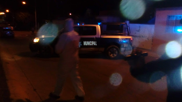 Un pericial de la Fiscalía de Aguascalientes ingresa a la escena de un crimen en Villa Montaña, Aguascalientes. Foto: Cuauhtémoc Villegas Durán/Objetivo7fotógrafos.