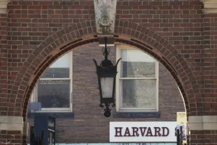 Harvard demanda a Trump