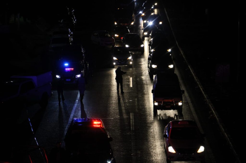 Policía desvía el tránsito en la carretera Panamericana junto a un asesinato en una tienda de droga en Jesús María, Aguascalientes. Foto: Objetivo7fotógrafos/Eric García Camarillo.