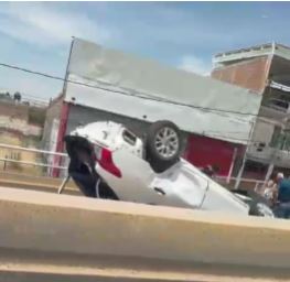 Volcadura en Segundo Anillo de Sur a Norte en puente de Los Maestros