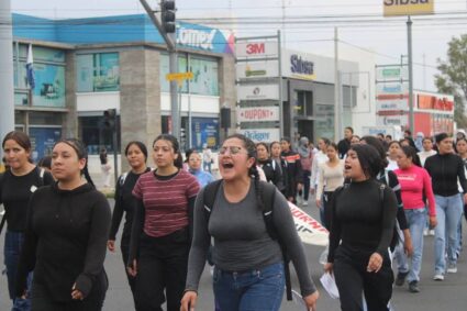 Marchan normalistas de Aguascalientes por Ayotzinapa