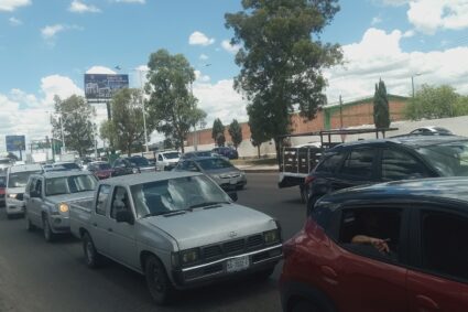 Sigue tráfico casi detenido en la 45 Norte