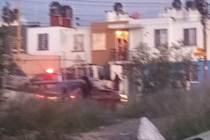 Vídeo: Pelean policías y civiles en Villa Montaña