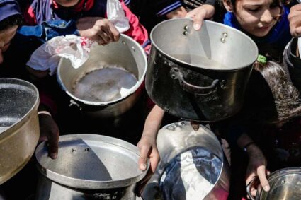 Asesinan a 27 palestinos al buscar alimentos