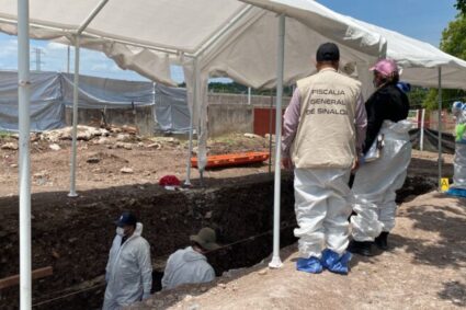 Exhuman 11 cuerpos más en panteón de Sinaloa