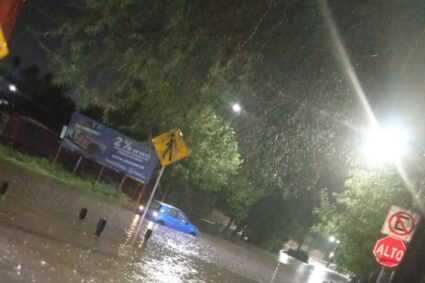 Tromba inunda vialidades de Aguascalientes