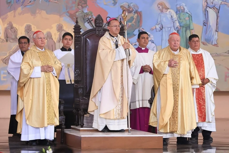 Al centro, con el báculo, el arzobispo y nuncio en México Joseph Spiteri. A la derecha, en una casulla dorada, el cardenal Juan Sandoval Íñiguez. A la izquierda, también en casulla dorada, el cardenal José Francisco Robles Ortega, actual arzobispo de Guadalajara, 22 de septiembre de 2023. De las redes sociales del cardenal Robles Ortega.