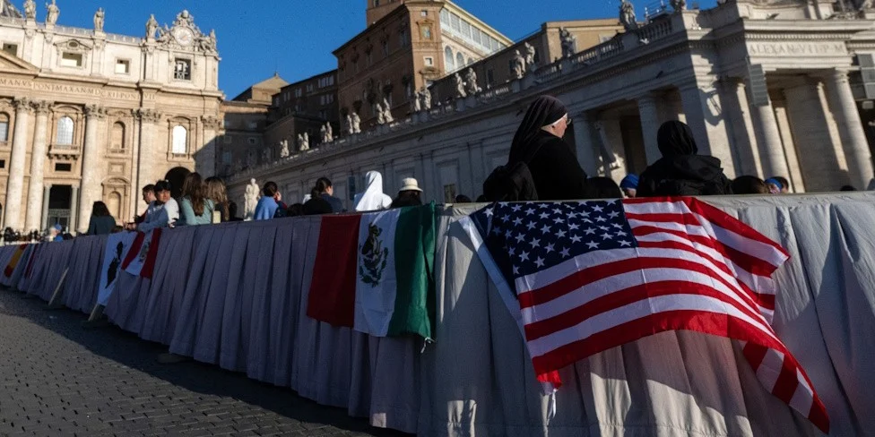 Las banderas de México y Estados Unidos en la Plaza de San Pedro, Roma, antes de la misa de inicio de pontificado de León XIV , 19 de mayo, 2025. Fotografía de Mazur/cbcew.org.uk @ www.flickr.com/photos/catholicism/54528415987/in/photostream/