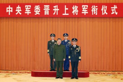 Xi asciende a general, a 2 oficiales chinos