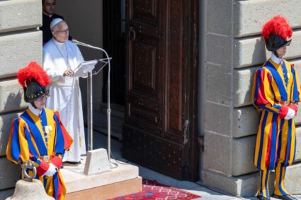 Hacer silencio y oración en las vacaciones, pide el Papá