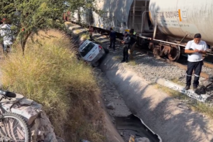 Taxista resulta ileso tras intentar ganarle el paso al tren en Avenida Aguascalientes